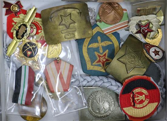 A quantity of military buttons, buckle etc